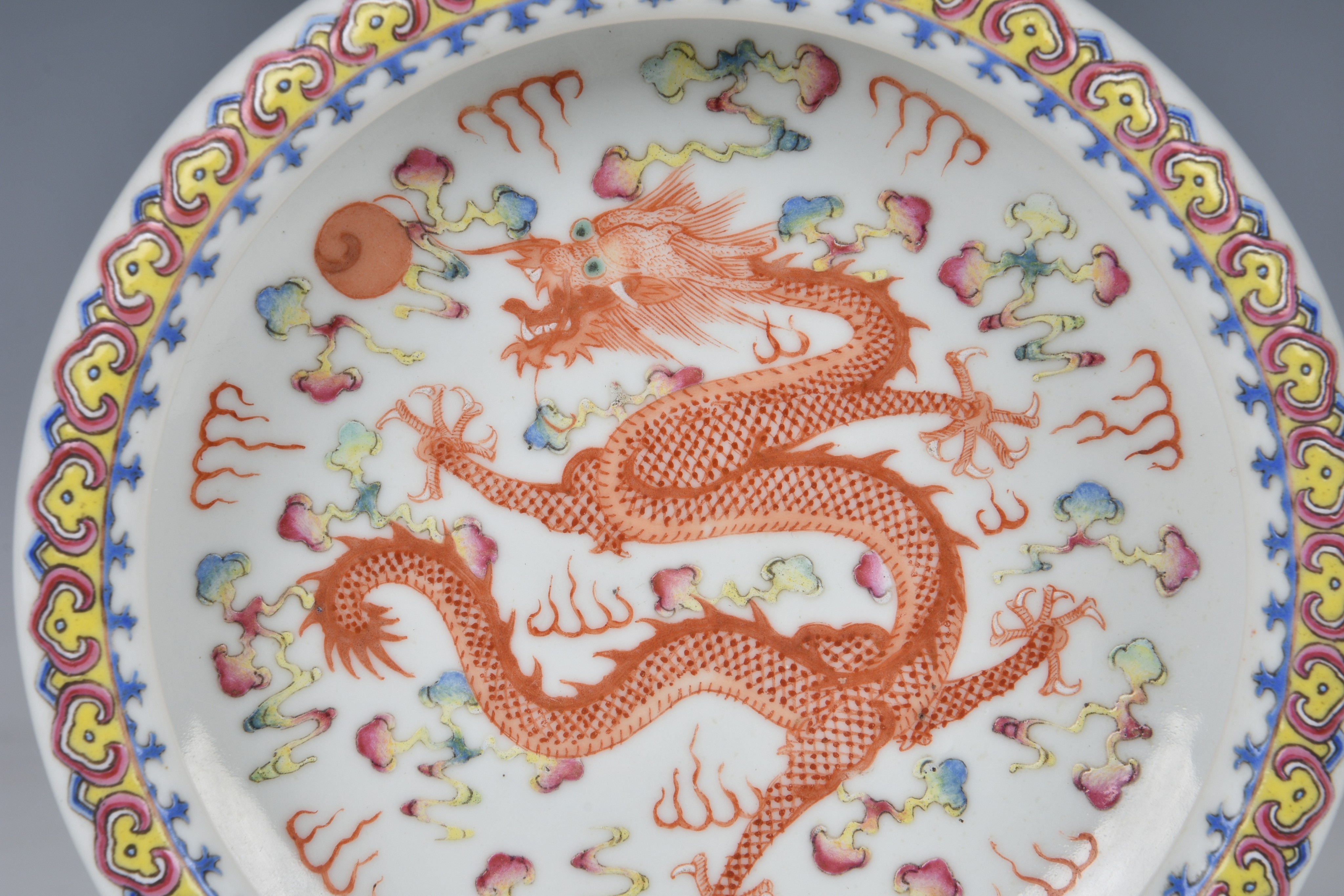 A Chinese famille rose porcelain brush washer, four character Qianlong mark but probably Republic - Bild 2 aus 8