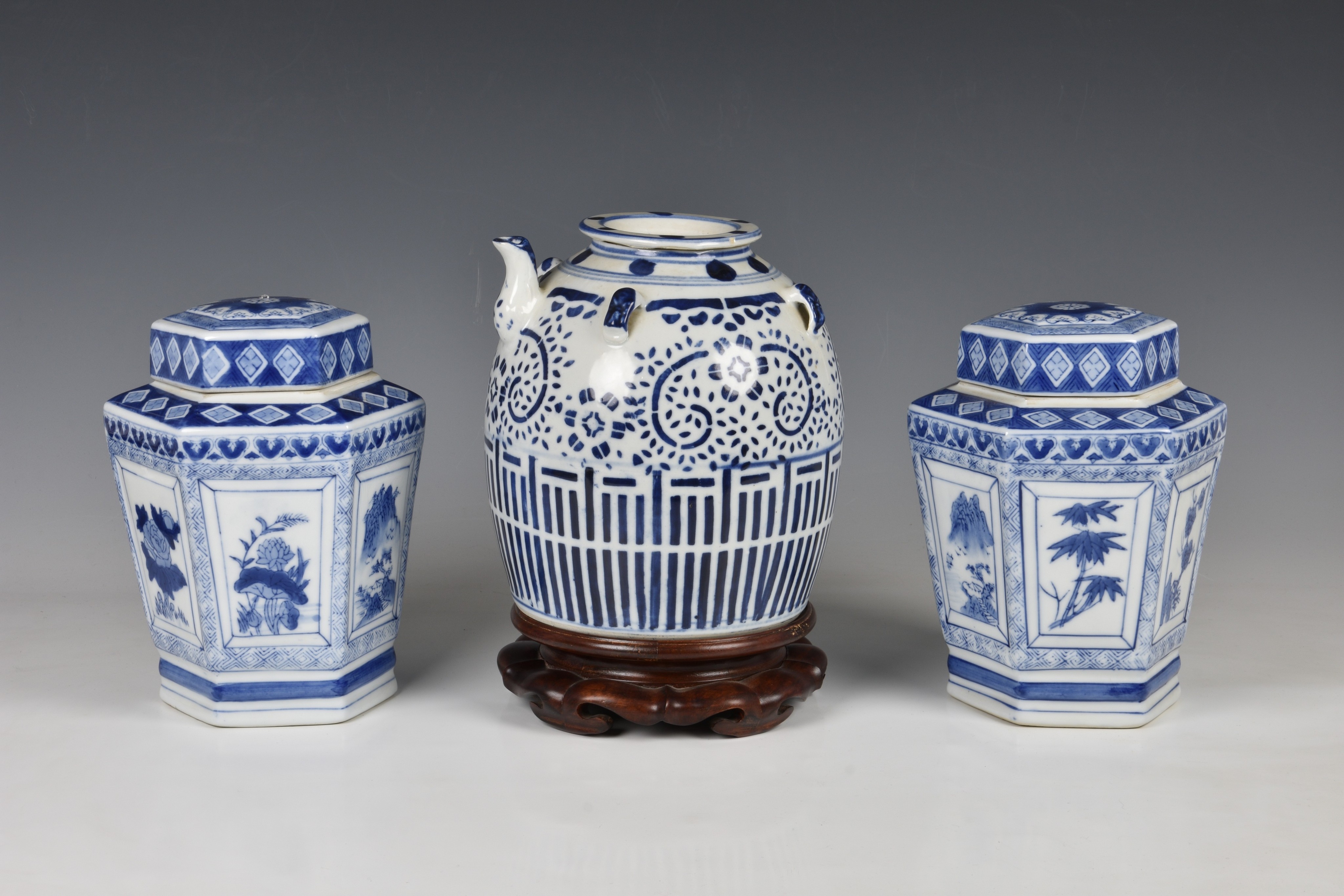 A Chinese blue and white porcelain large teapot, late 20th century, with concave cover, short,