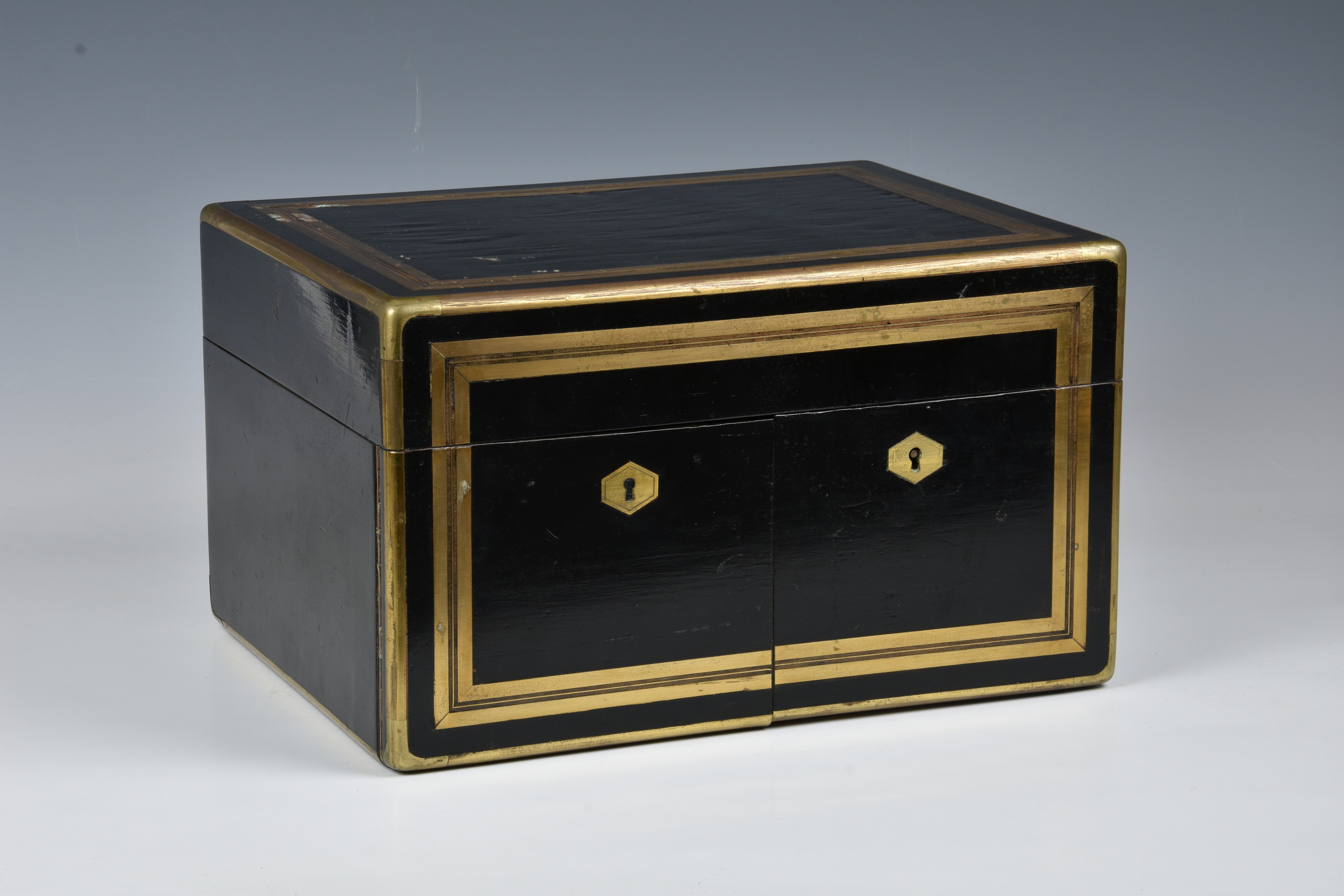 A fine and well fitted 19th century ebonised rosewood Palais Royal travel necessaire / vanity chest, - Image 8 of 9