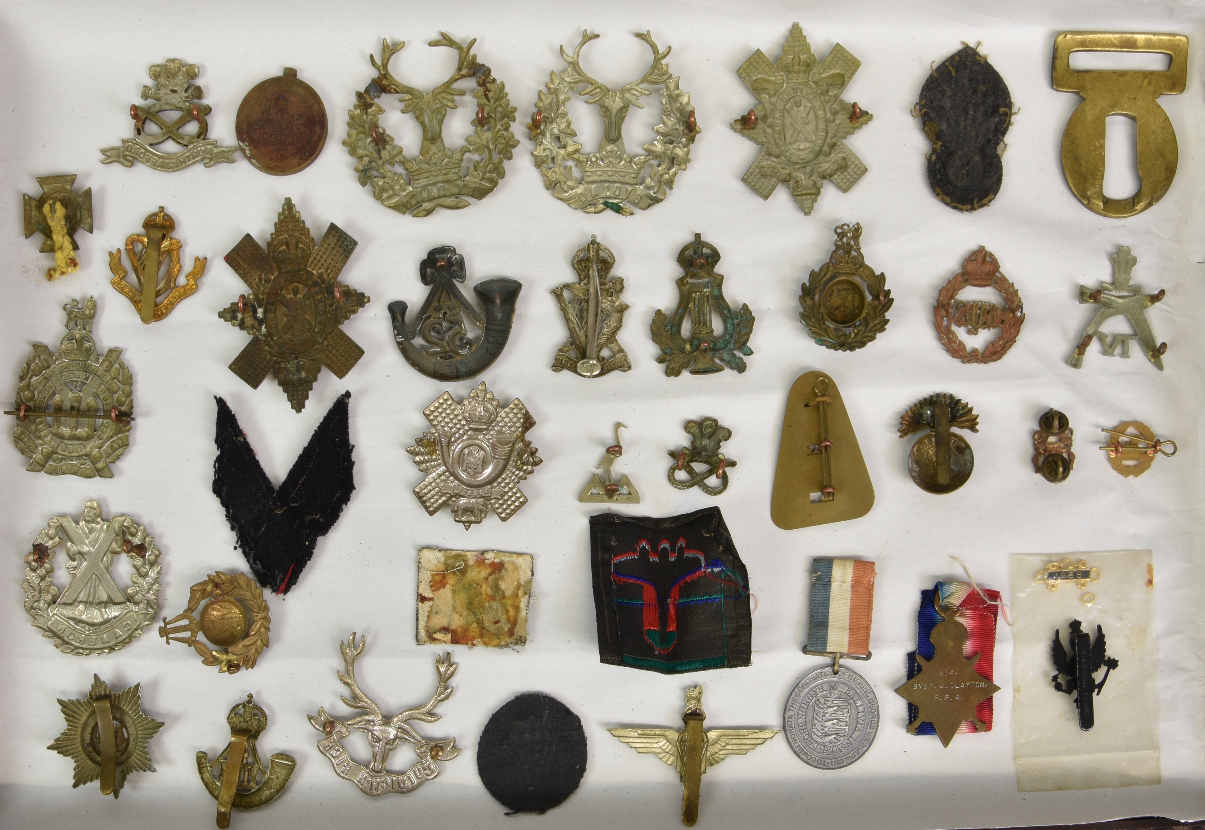 A large collection of approximately one hundred & thirty (130) various Military cap badges / patches - Image 2 of 6