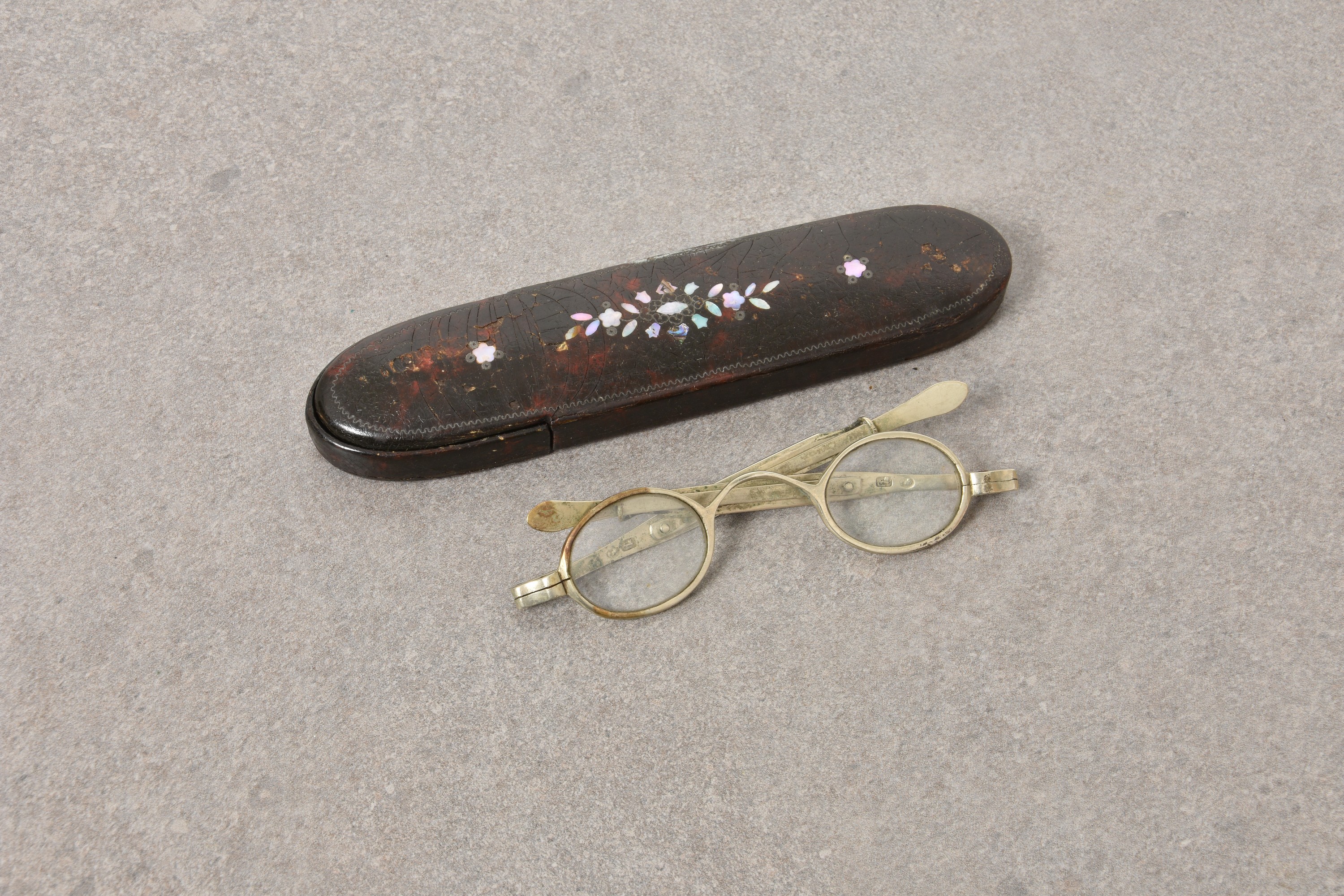 A pair of Georgian silver spectacles, silver lion mark and other indistinct marks, housed in faux