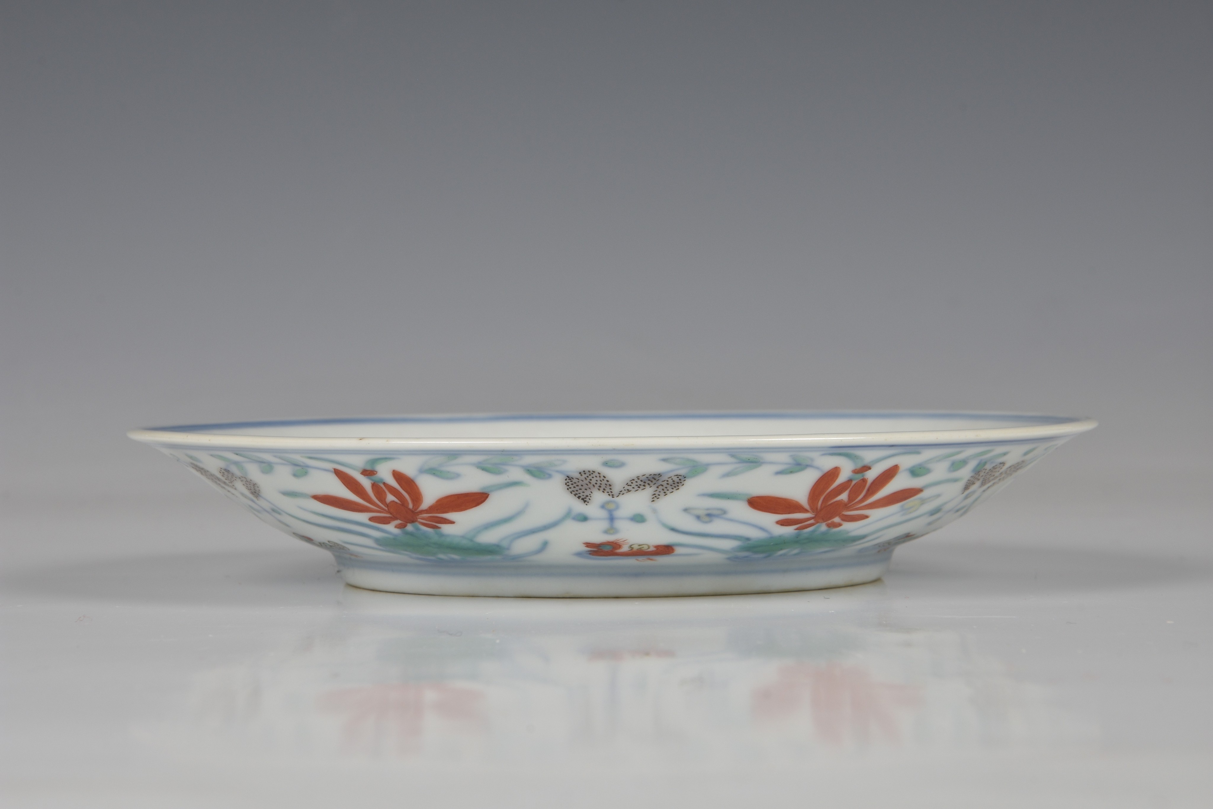 A Chinese doucai 'duck and lotus pond' porcelain dish, four character mark within double - Bild 10 aus 10