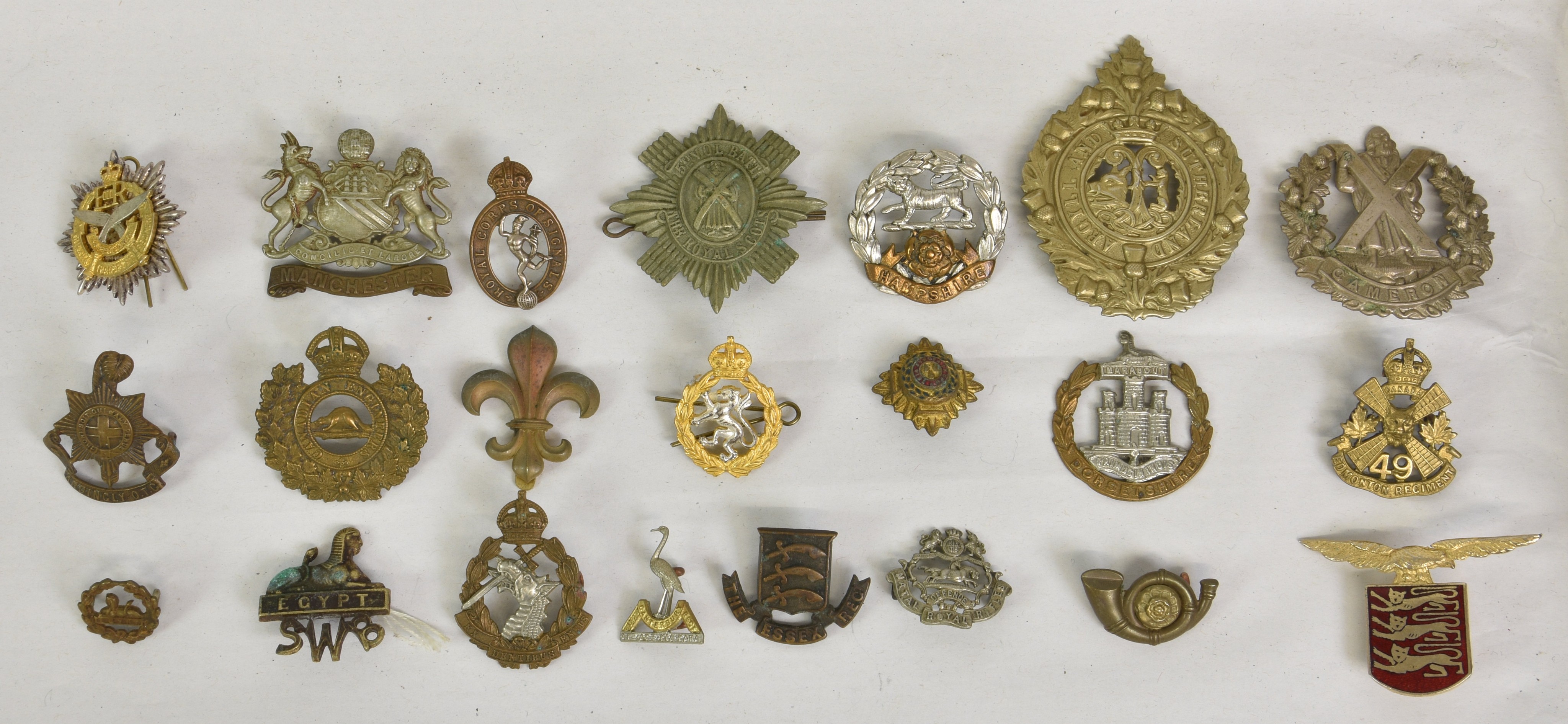 A large collection of approximately one hundred & thirty (130) various Military cap badges / patches - Image 5 of 6