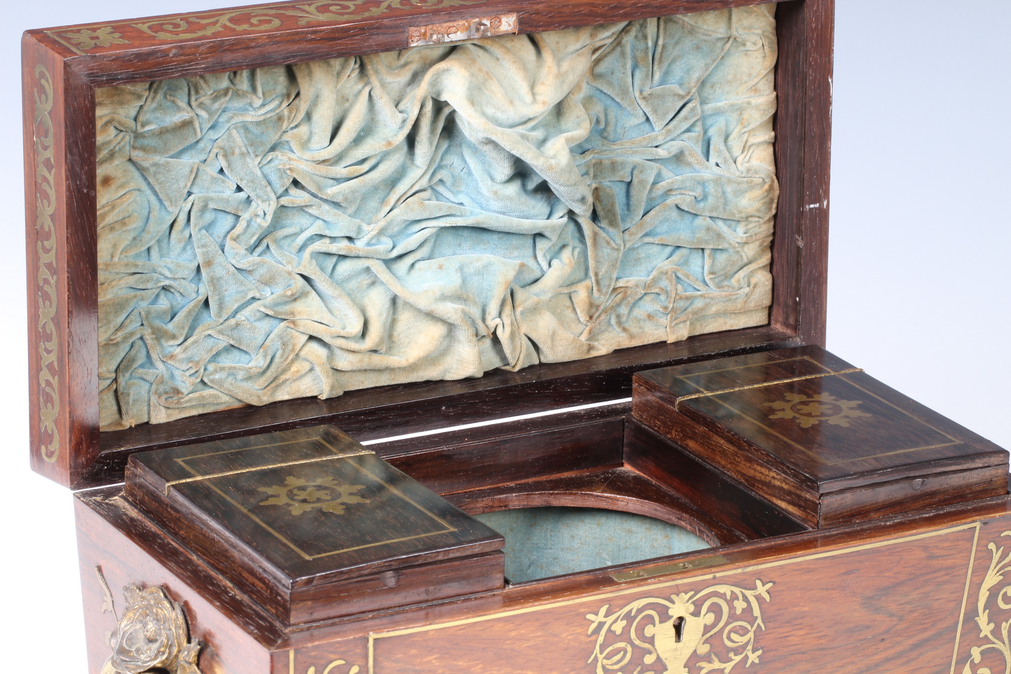 A Regency Rosewood and brass inlaid tea caddy, with blue velvet lined interior with void for - Image 4 of 5