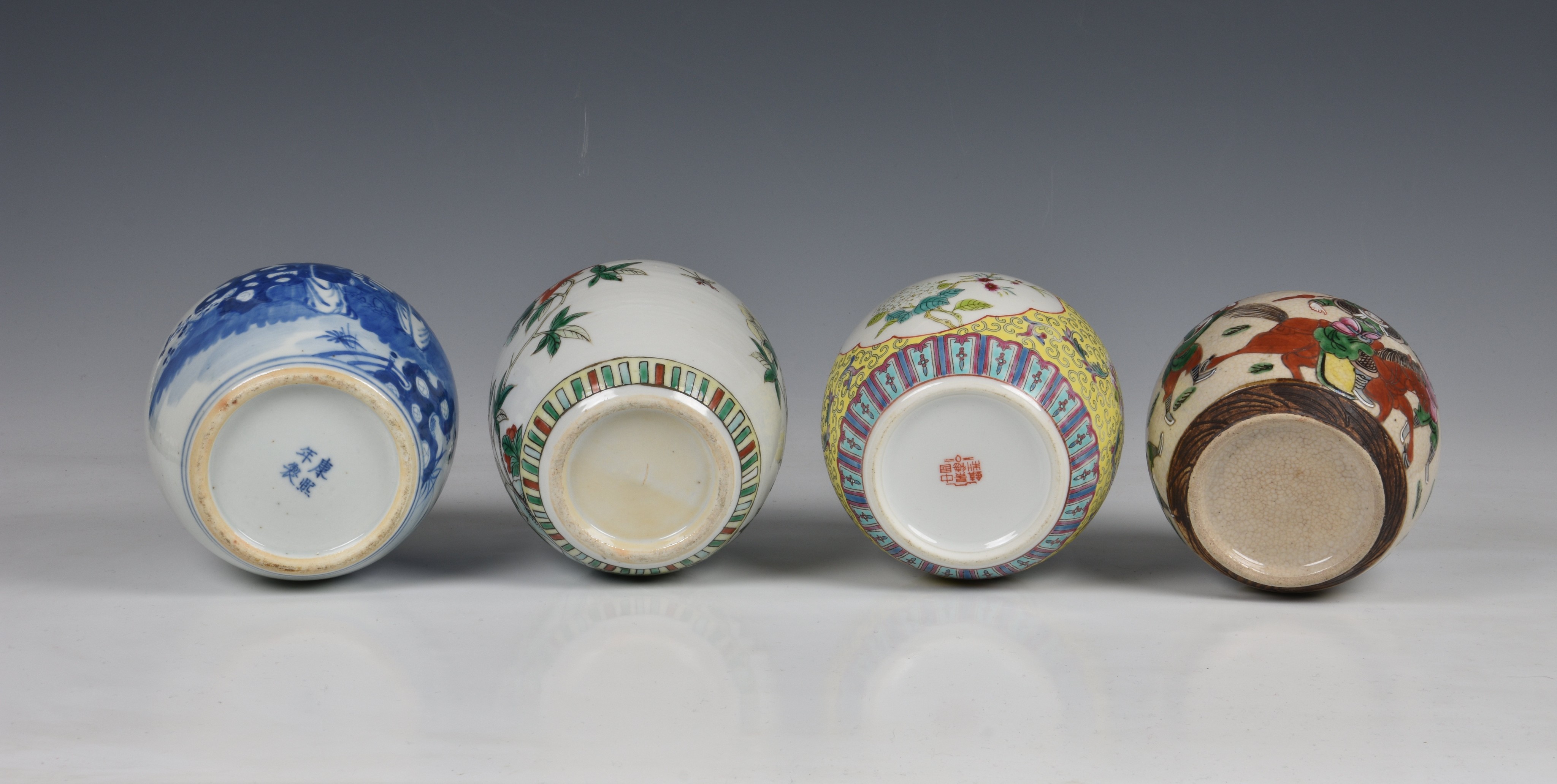 Four Chinese porcelain ginger jars, 20th century, one blue and white, painted with elegant ladies in - Bild 3 aus 3