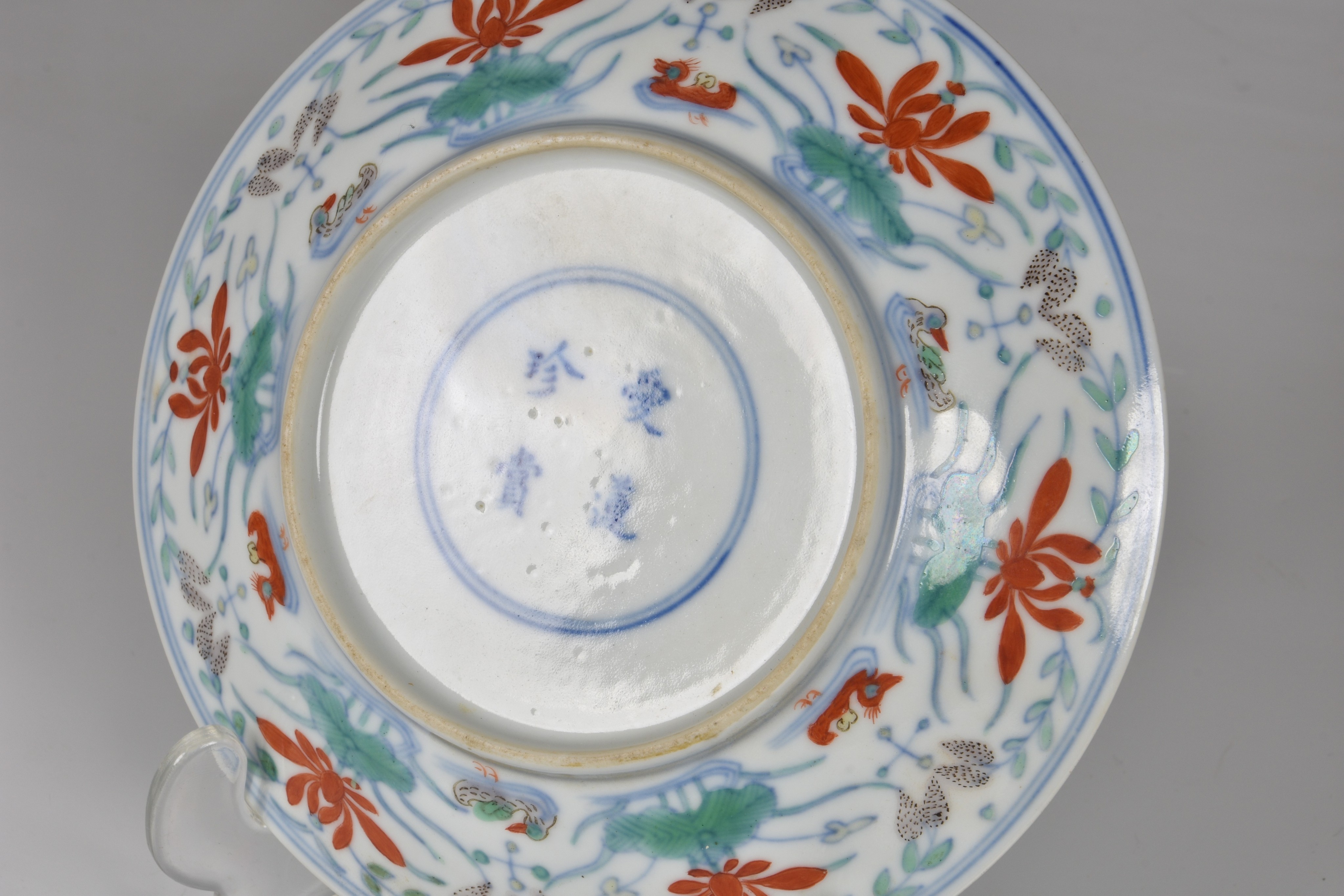 A Chinese doucai 'duck and lotus pond' porcelain dish, four character mark within double - Bild 5 aus 10