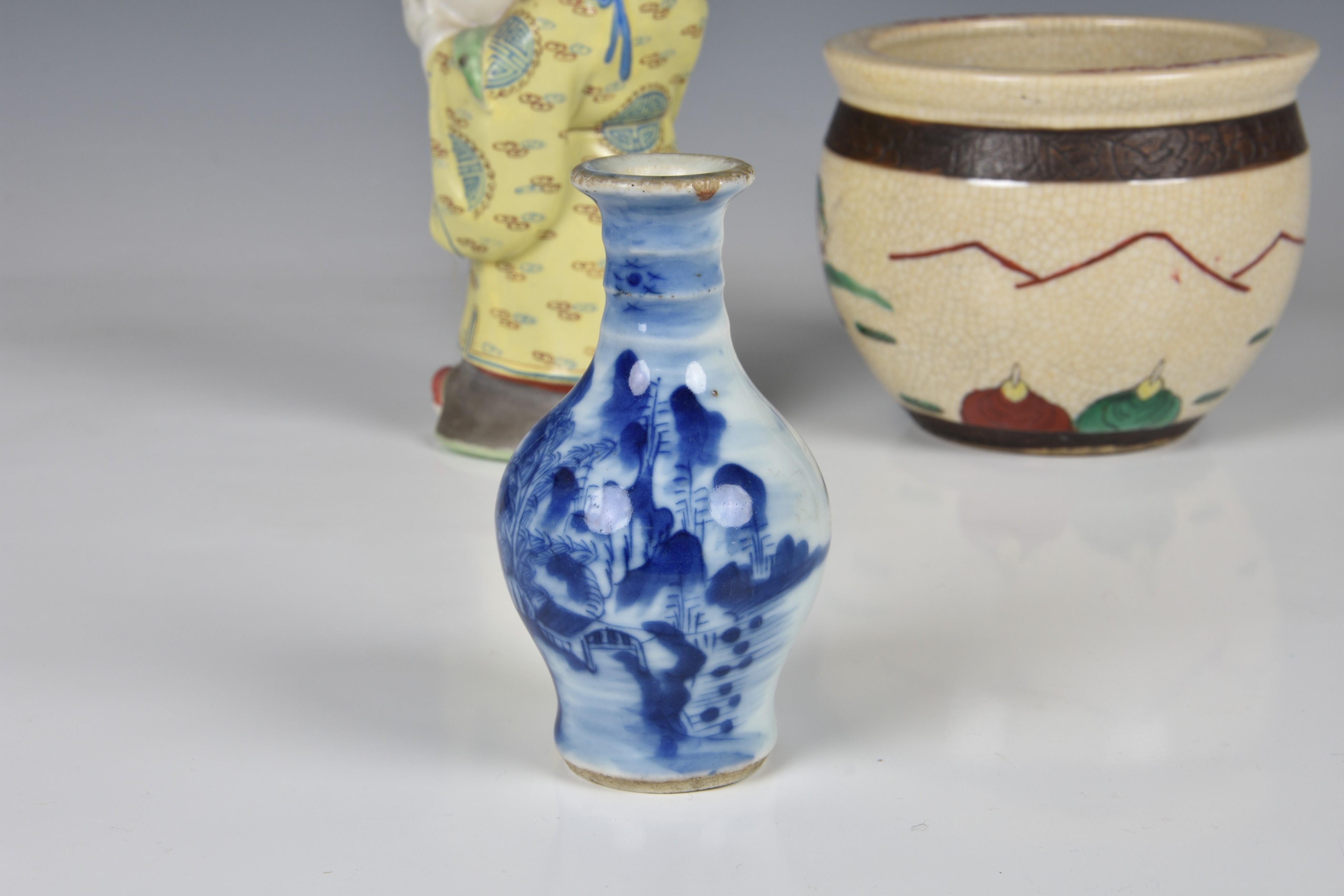 A small group of Chinese porcelain and works of art, comprising a 20th century famille rose export - Image 4 of 6