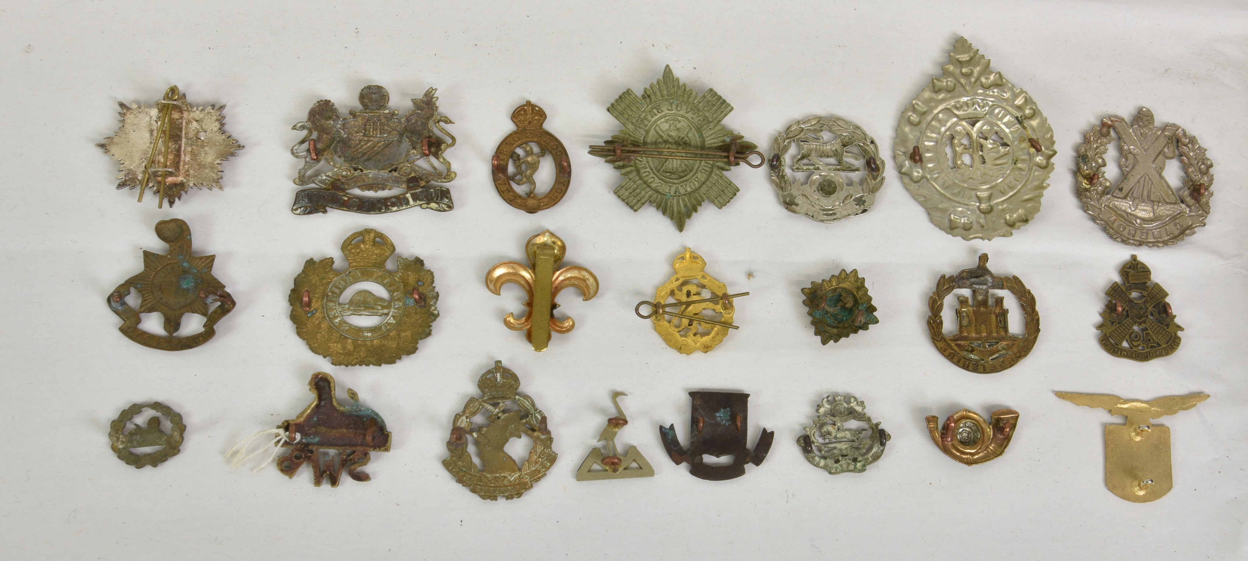 A large collection of approximately one hundred & thirty (130) various Military cap badges / patches - Image 6 of 6