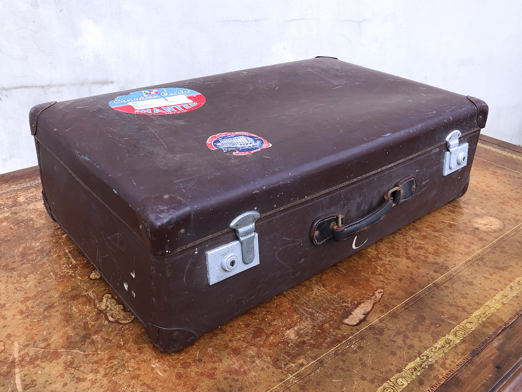 Two vintage mid-century suitcases, comprising a two piece trunk and a Globe Trotter. (2). * - Image 2 of 2