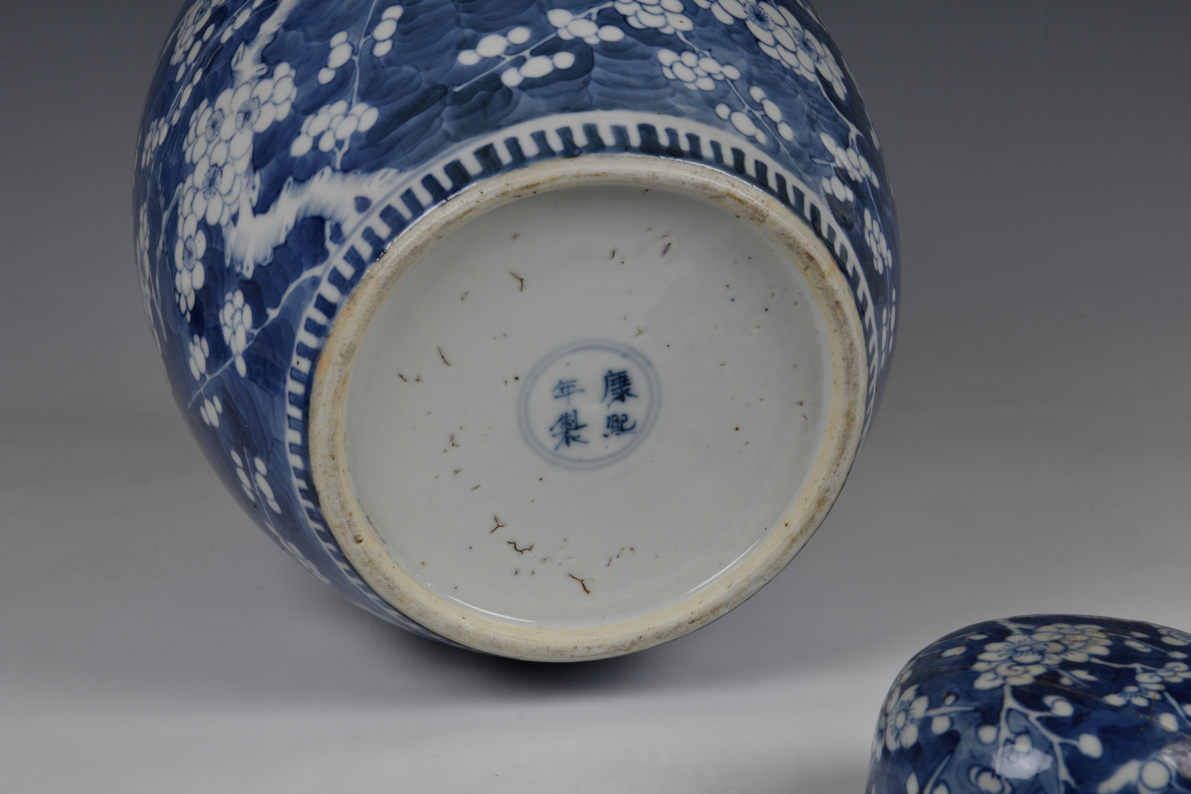 A large Chinese porcelain blue and white ginger jar, Qianlong four character mark but later, - Bild 5 aus 6