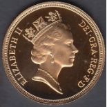 COINS : 1990 Gold Proof Sovereign in special displ