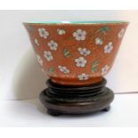 A Chinese porcelain tea bowl in red glaze with flowers on gilt lattice, seal mark to base, 4cm (some