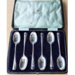 A set of 6 hallmarked silver teaspoons by Walker & Hall, cased, Sheffield 1922, 4.3 oz