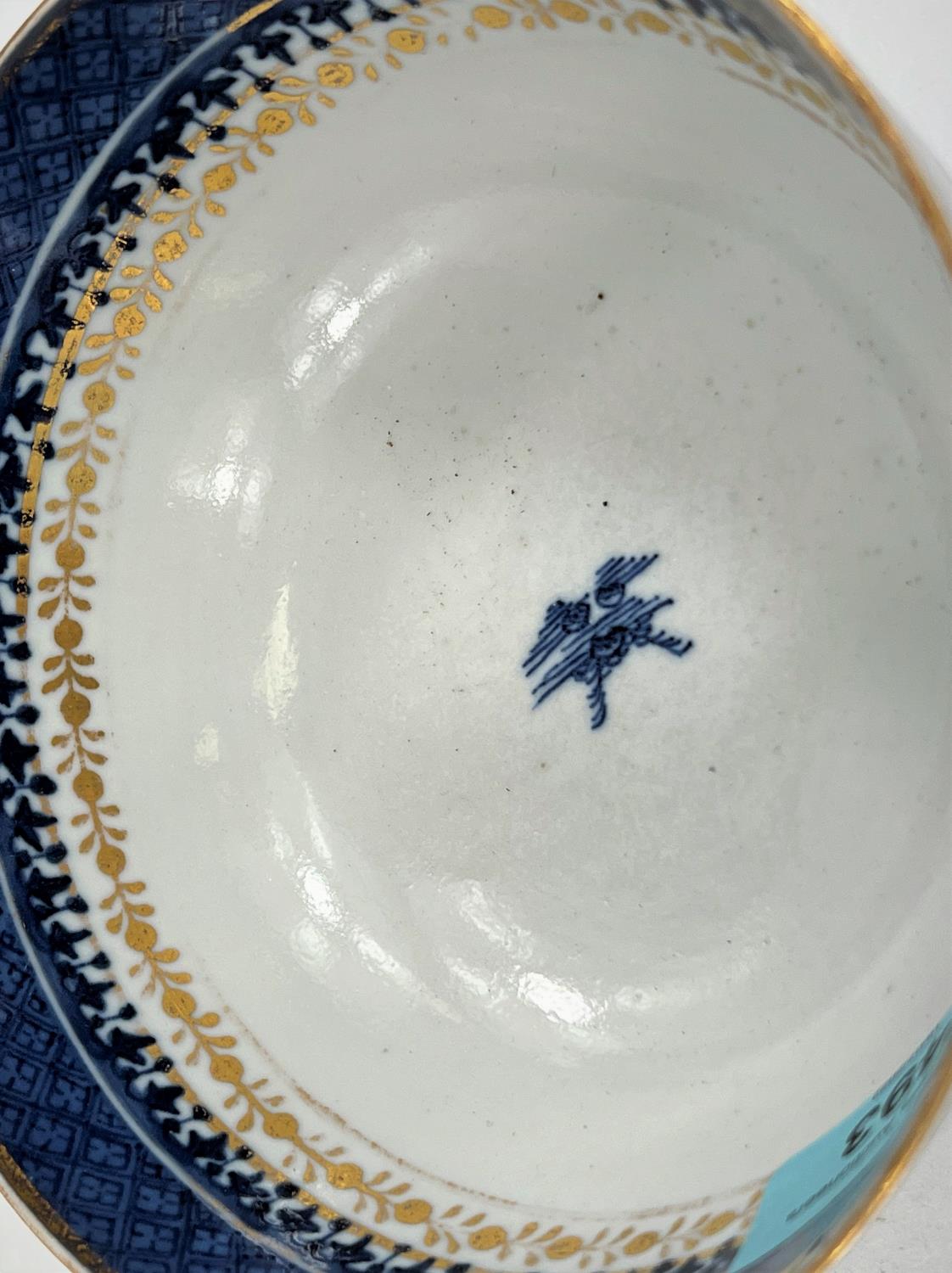 An 18th century Chinese gilt highlighted blue and white bowl, 14.5cm - Image 5 of 6