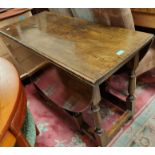 An oak drop leaf dining table with turned legs and a set of 5 oak dining chairs