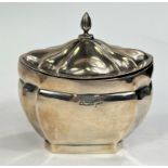 A Walker and Hall hallmarked silver hinge lidded sugar bowl, Sheffield (marks rubbed), 4.4oz.