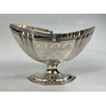 An early 19th century boat shaped bowl with swing handle, London 1809, 8.3oz.