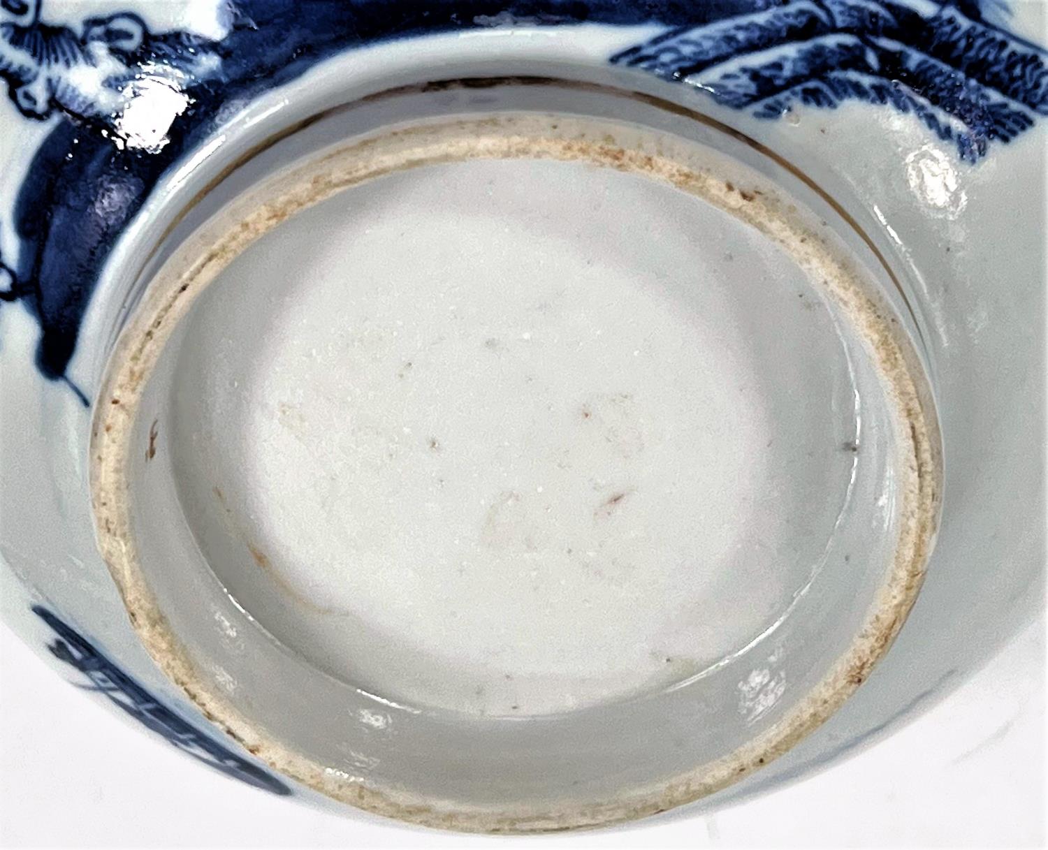 An 18th century Chinese gilt highlighted blue and white bowl, 14.5cm - Image 6 of 6