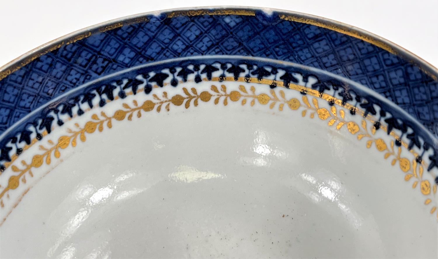 An 18th century Chinese gilt highlighted blue and white bowl, 14.5cm - Image 4 of 6