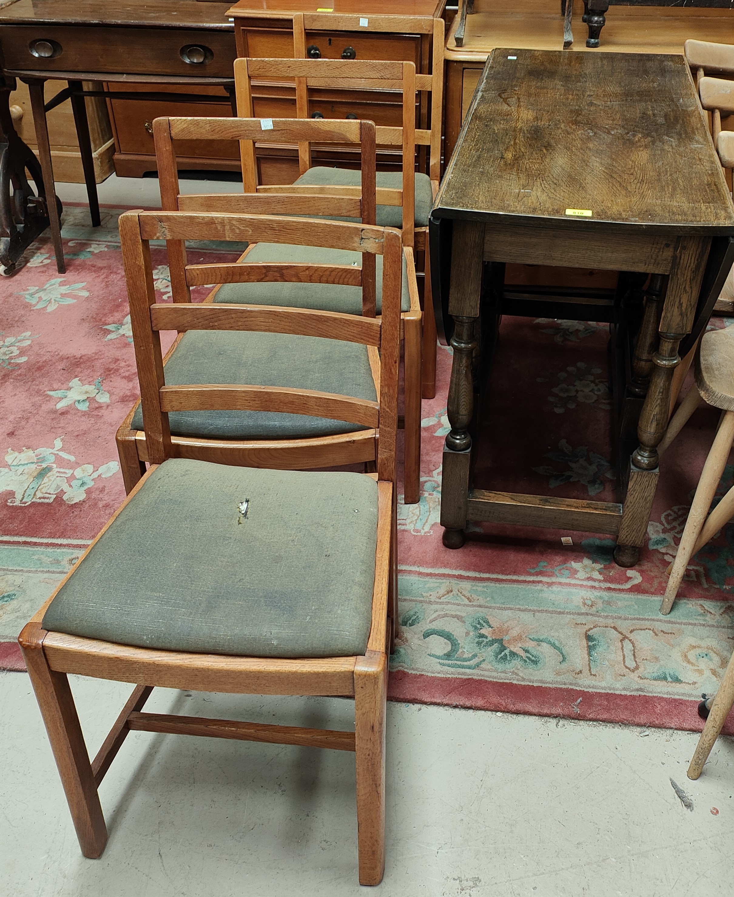 An oak drop leaf dining table with turned legs and a set of 5 oak dining chairs