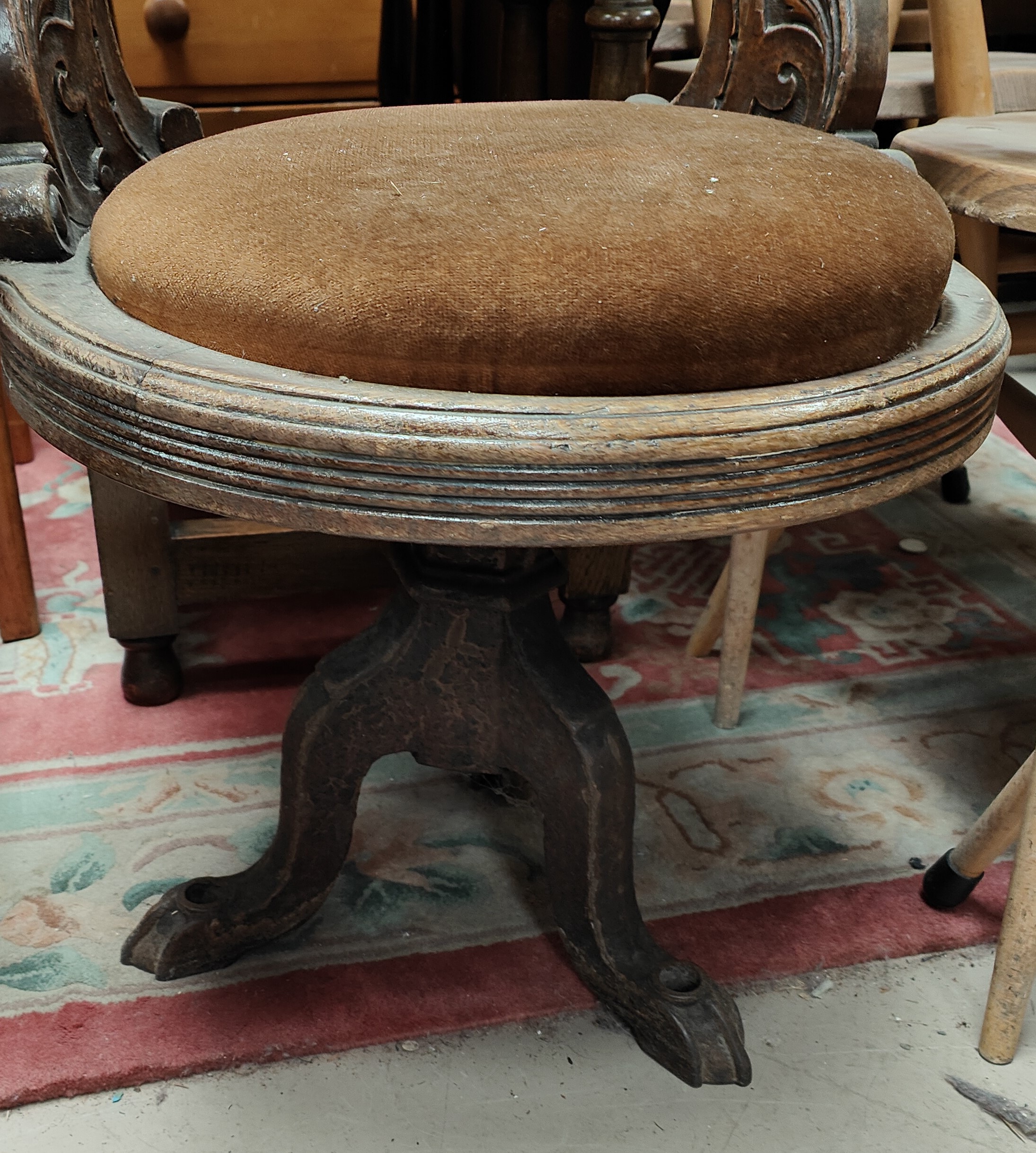 A late 19th/early 20th century ships captain chair in carved oak on cast iron base - Image 3 of 3