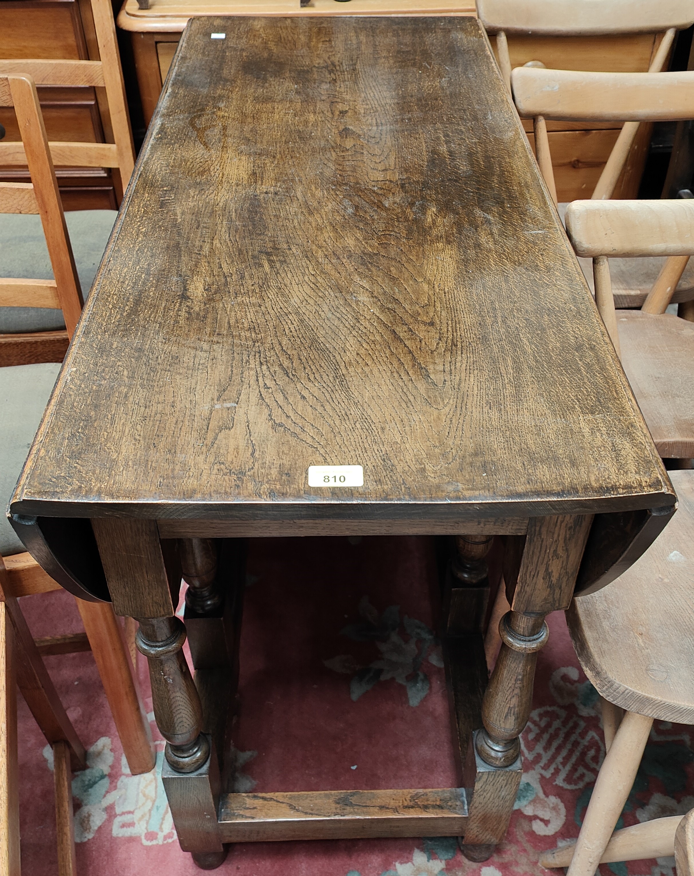 An oak drop leaf dining table with turned legs and a set of 5 oak dining chairs - Image 2 of 2