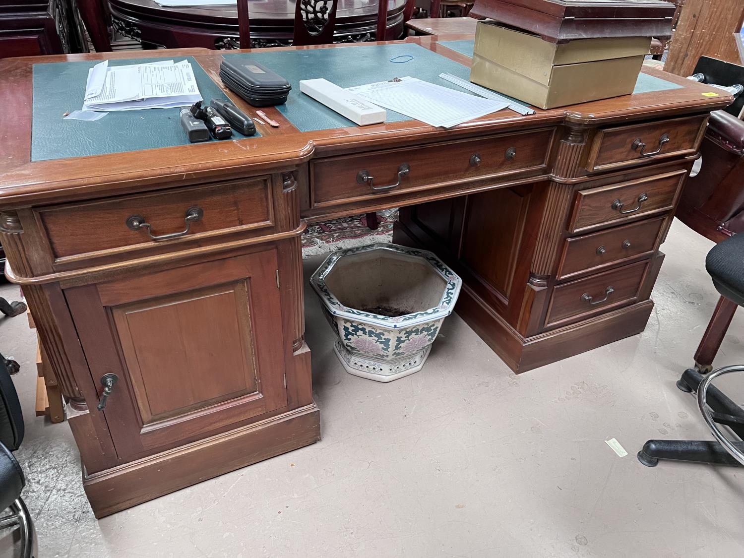 A period style mahogany partners desk with inset leather top, 6 frieze drawers, twin pedestals - Image 2 of 4