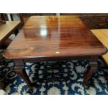 An early 20th century mahogany wind out dining table, 2 spare leaves