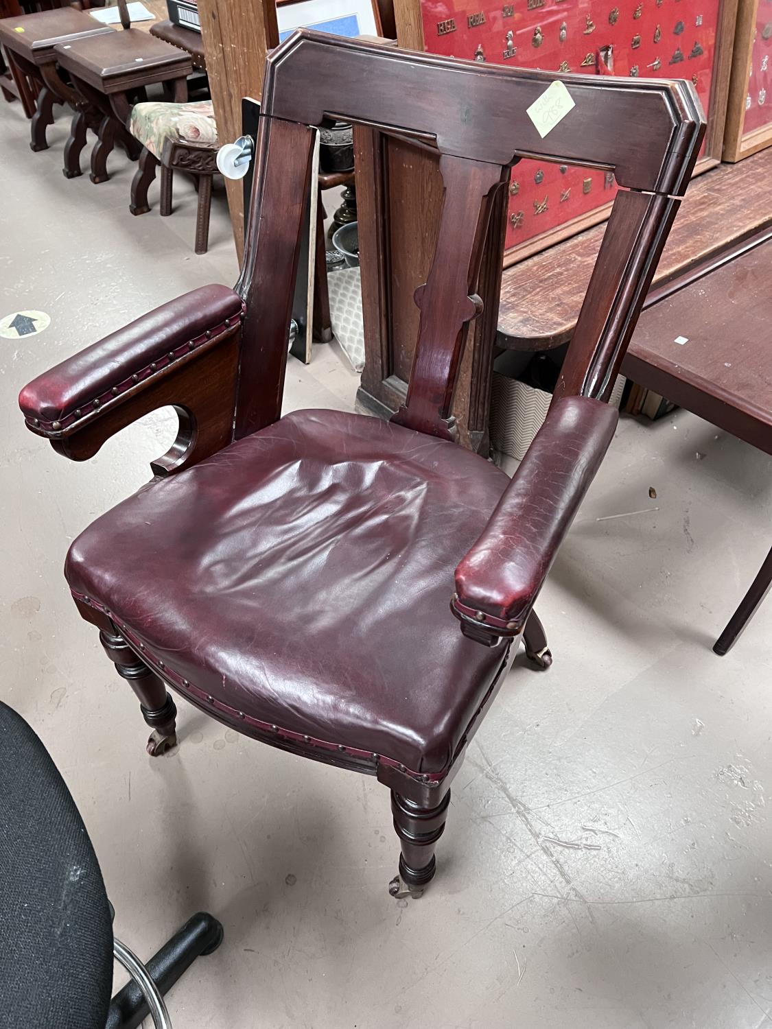 A period style mahogany partners desk with inset leather top, 6 frieze drawers, twin pedestals - Image 4 of 4