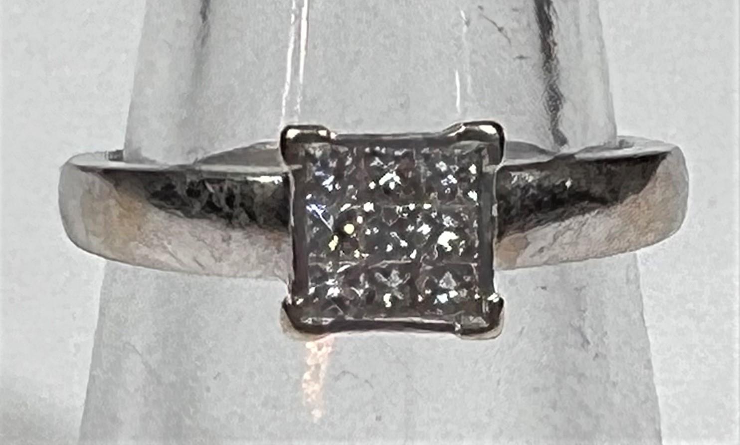 A white metal ring, stamped '750', with 9 square diamonds in square setting - Image 3 of 6