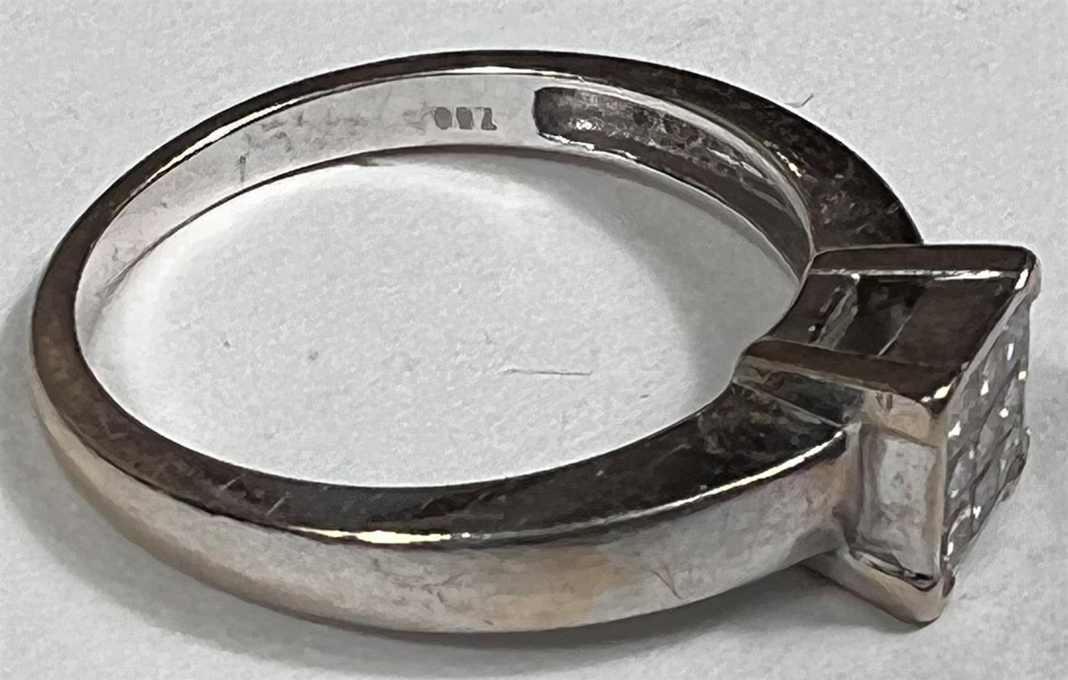 A white metal ring, stamped '750', with 9 square diamonds in square setting - Image 6 of 6