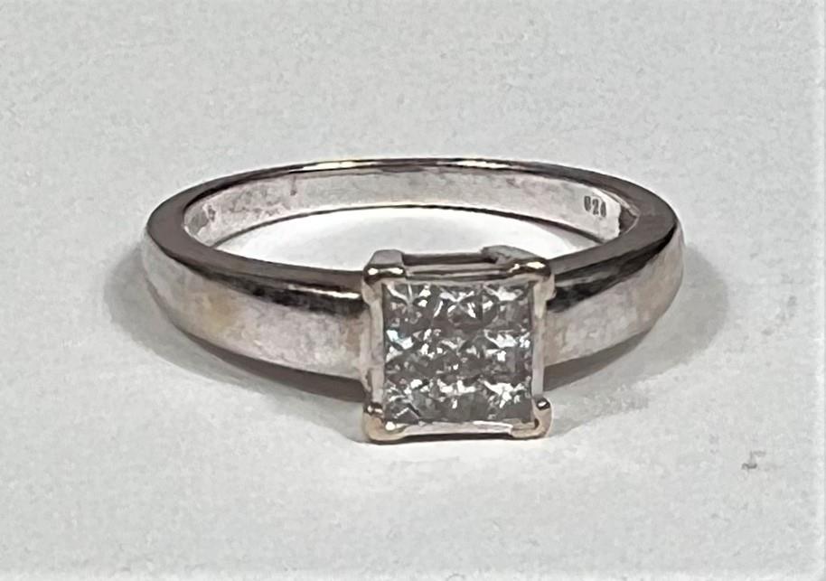 A white metal ring, stamped '750', with 9 square diamonds in square setting - Image 2 of 6