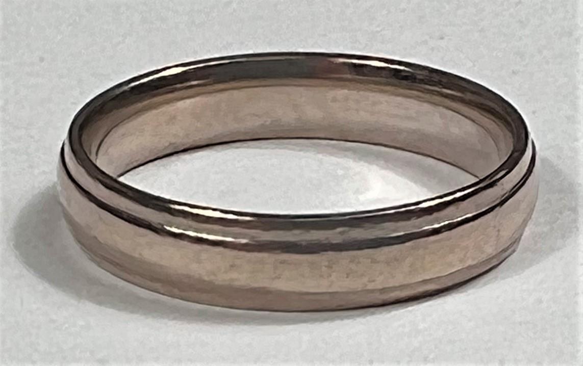 A 9 carat hallmarked white gold wedding ring, 3 gm - Image 2 of 2