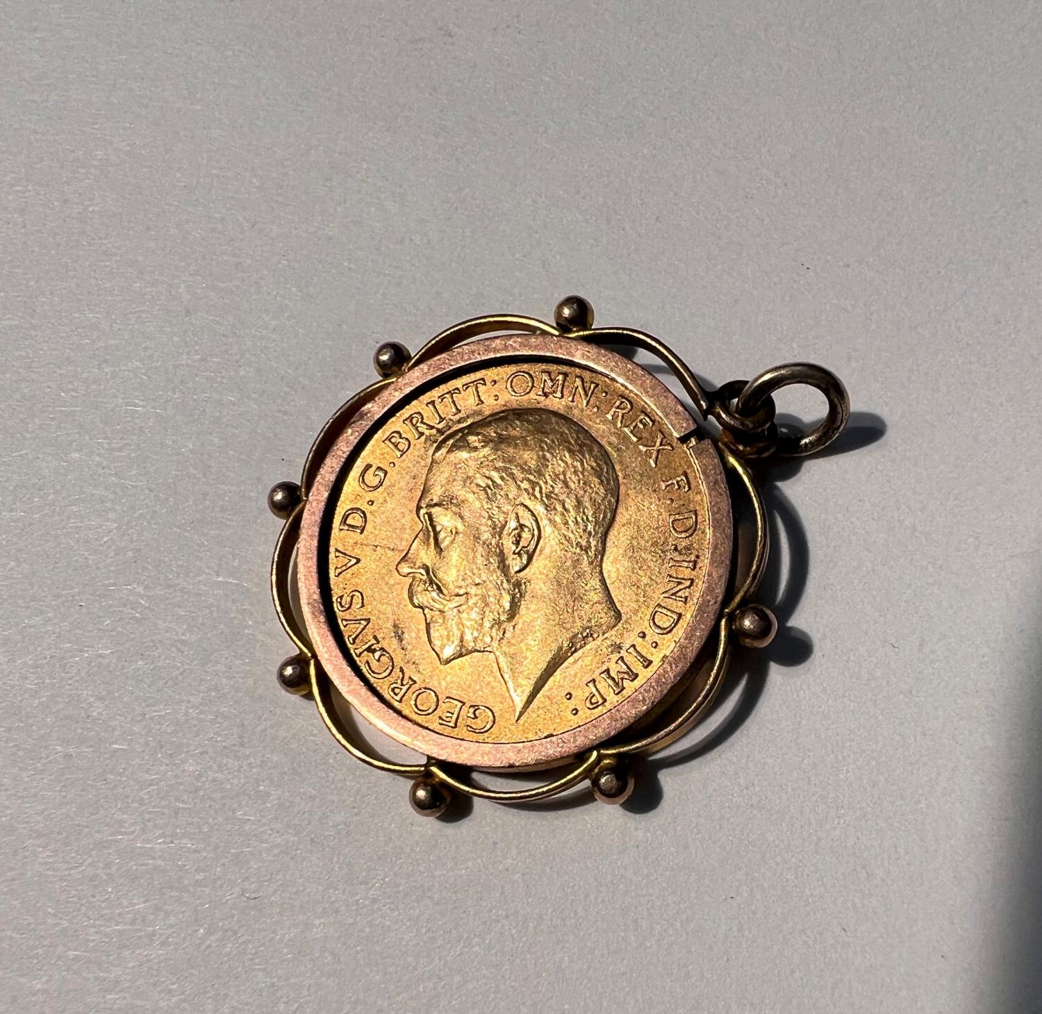 A George V 1914 half sovereign in clip on pendant mount, 5.33gm gross