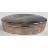 An oval silver snuffbox, banded agate top, Birmingham, 1901, maker F.G.T. 6cm