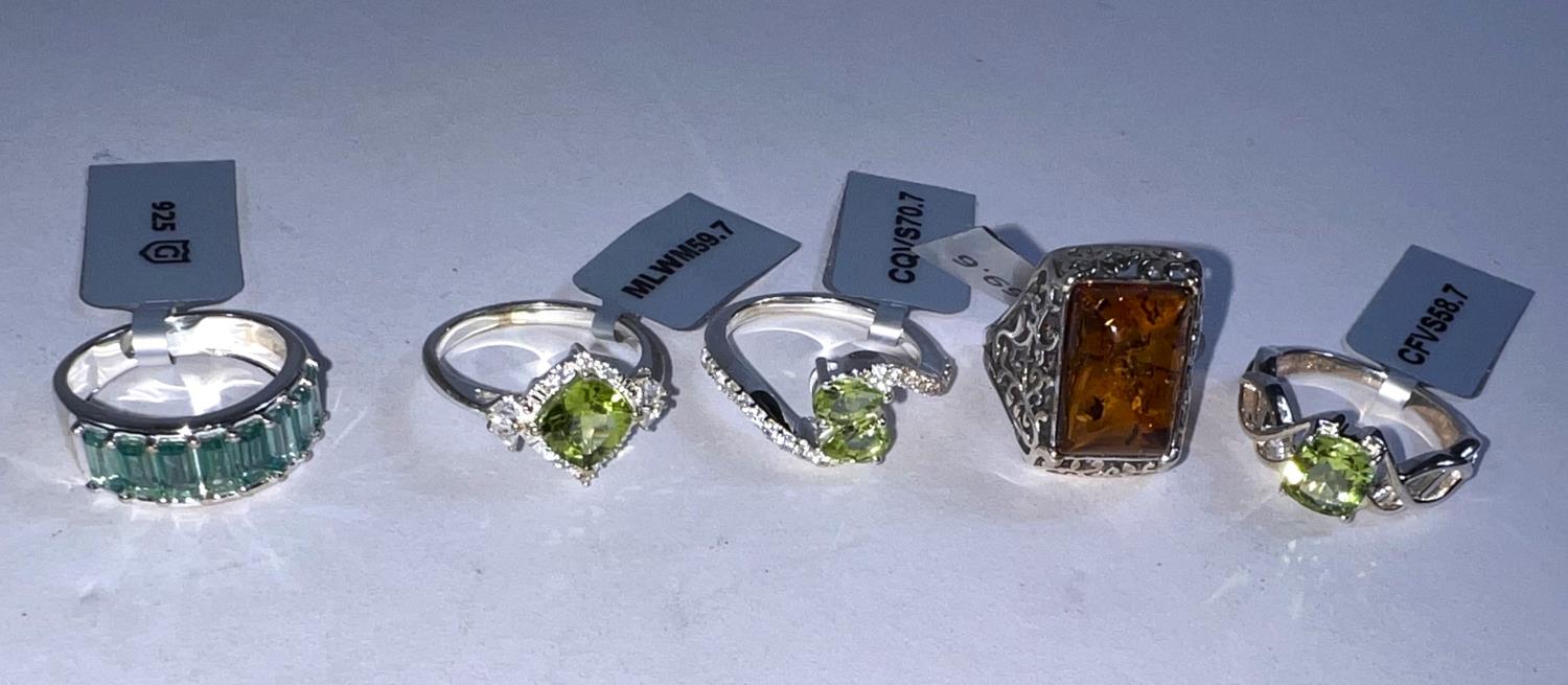 5 hallmarked dress rings: 1 set square Peridot 1.59 carat, 1 set Baltic amber in pierced setting,