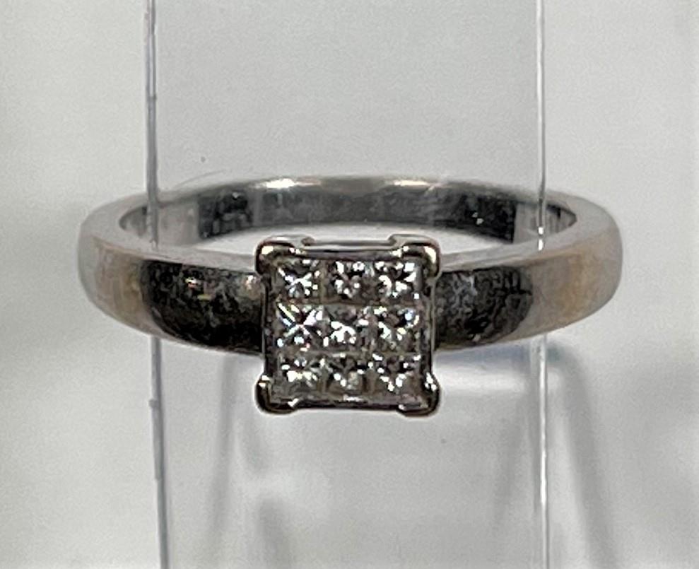 A white metal ring, stamped '750', with 9 square diamonds in square setting - Image 4 of 6
