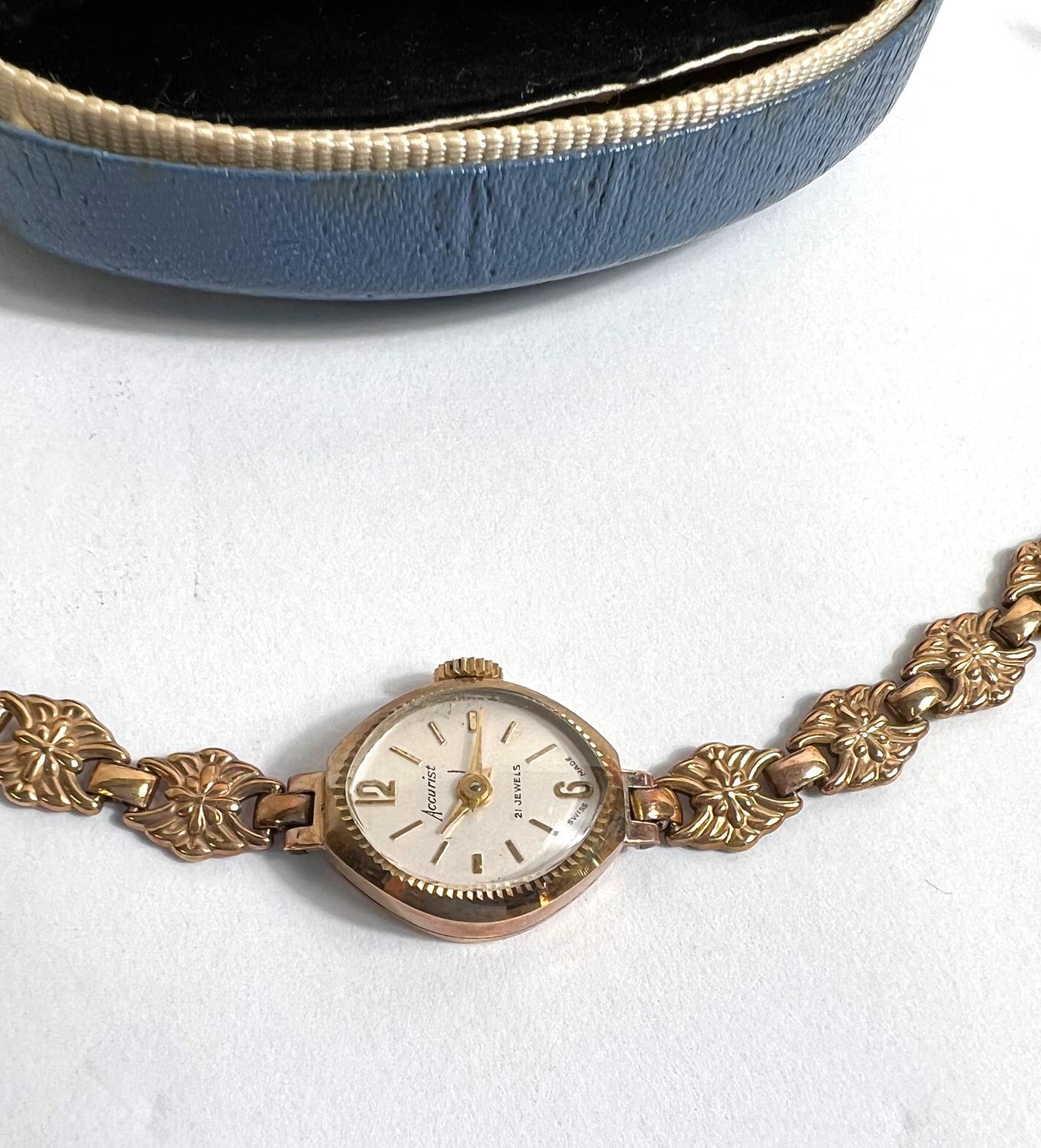 A 9 carat gold lady's Accurist wristwatch with 9 carat gold case and similar floral strap, gross - Image 2 of 2