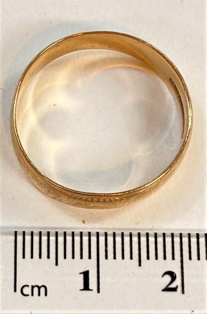 A 9 carat hallmarked gold wedding ring; a carat hallmarked gold signet ring, 7.6gm