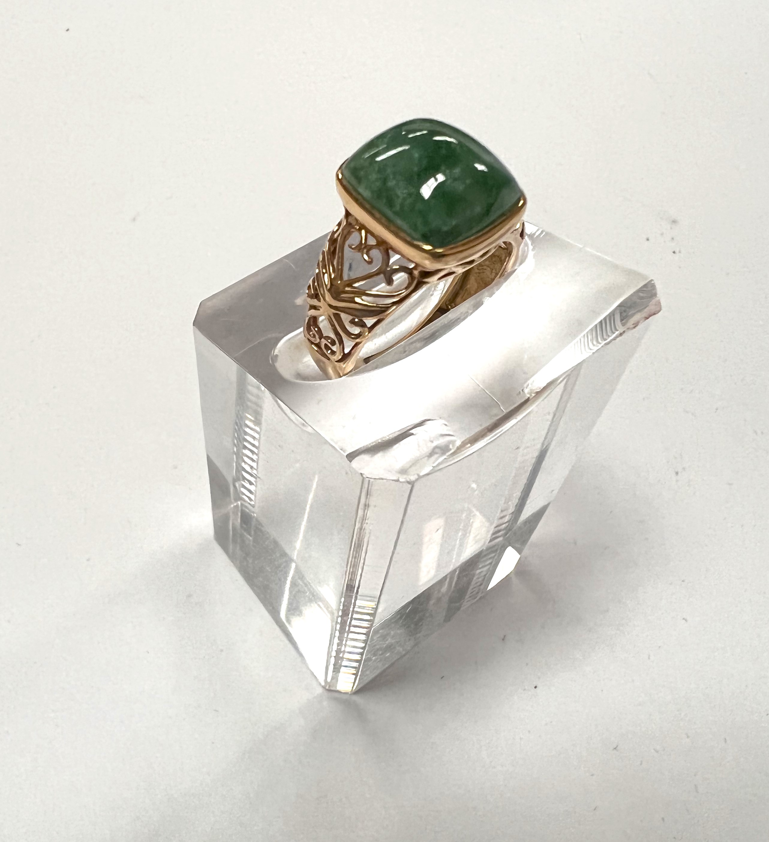 A 9 carat hallmarked gold dress ring set with a square domed jade coloured stone with pierced scroll - Image 2 of 2