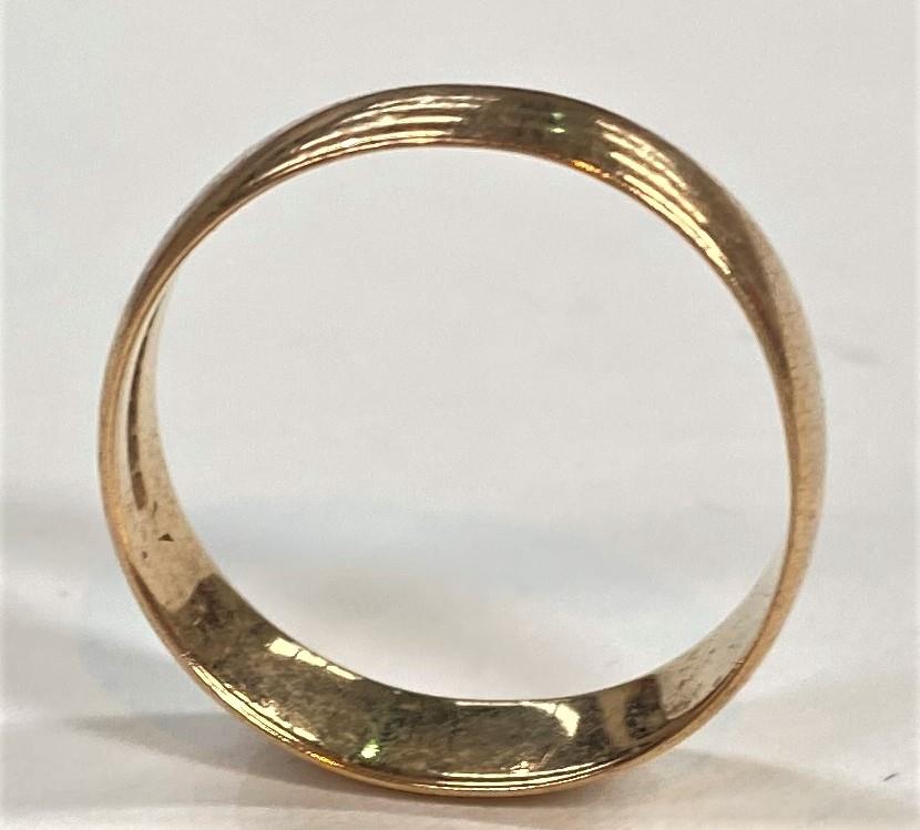 A 9 carat hallmarked gold wedding ring; a carat hallmarked gold signet ring, 7.6gm - Image 2 of 4