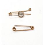 An 18 carat gold thin pin brooch, 2gms & a 9 carat gold pin brooch (a.f.) with moon stone setting,