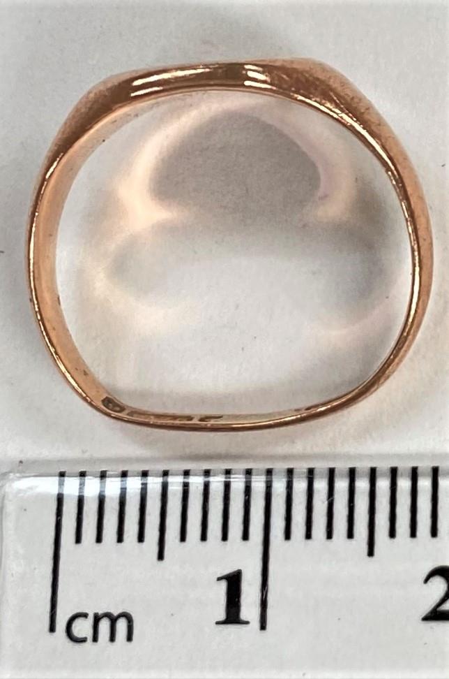 A 9 carat hallmarked gold wedding ring; a carat hallmarked gold signet ring, 7.6gm - Image 4 of 4