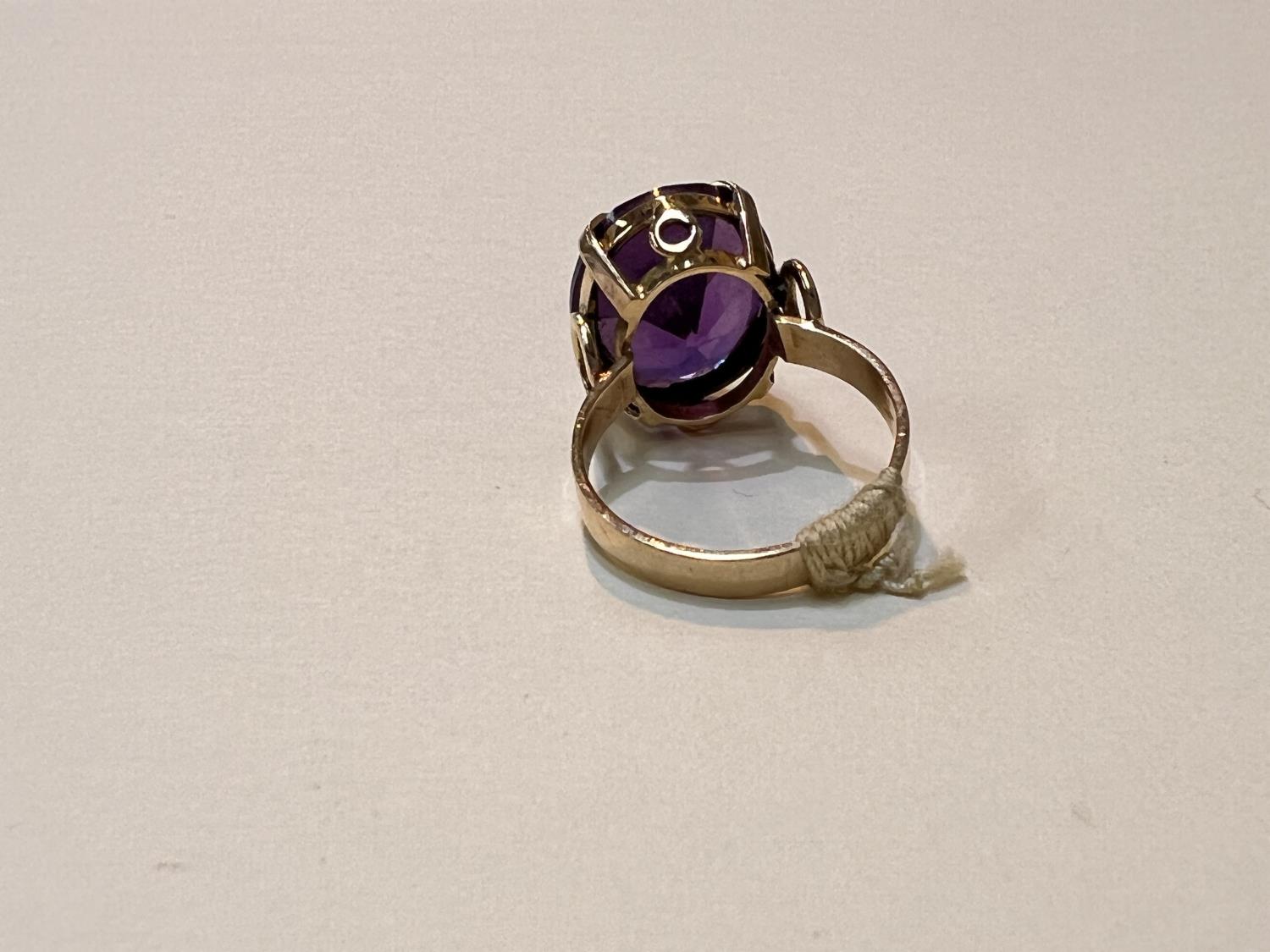 A yellow metal ring with large amethyst stone, Egyptian marked, weight 5.9gms, size M. - Image 3 of 3