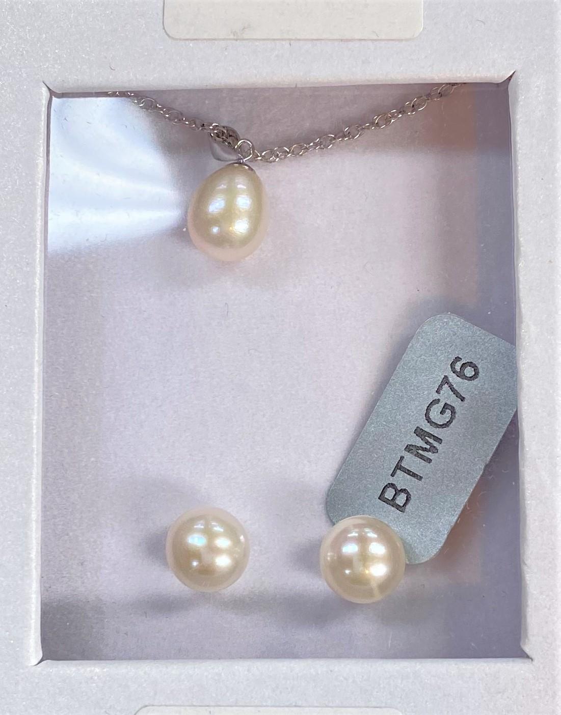 A triple necklace of naturally coloured kaori pearls, 6.5 x 5mm; a similar pearl pendant necklace - Image 4 of 4