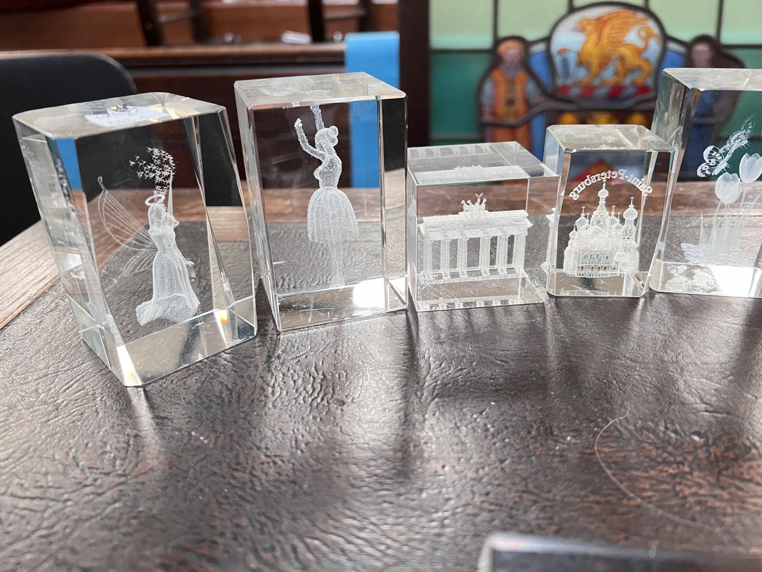A good selection of squared glass paperweights, various landmarks etc - Image 2 of 3