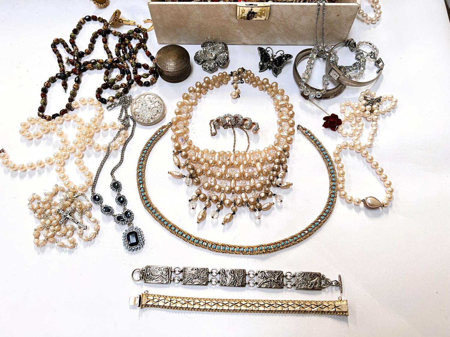 A selection of costume jewellery in jewellery box including pearl necklaces, diamante, beads etc - Image 2 of 2
