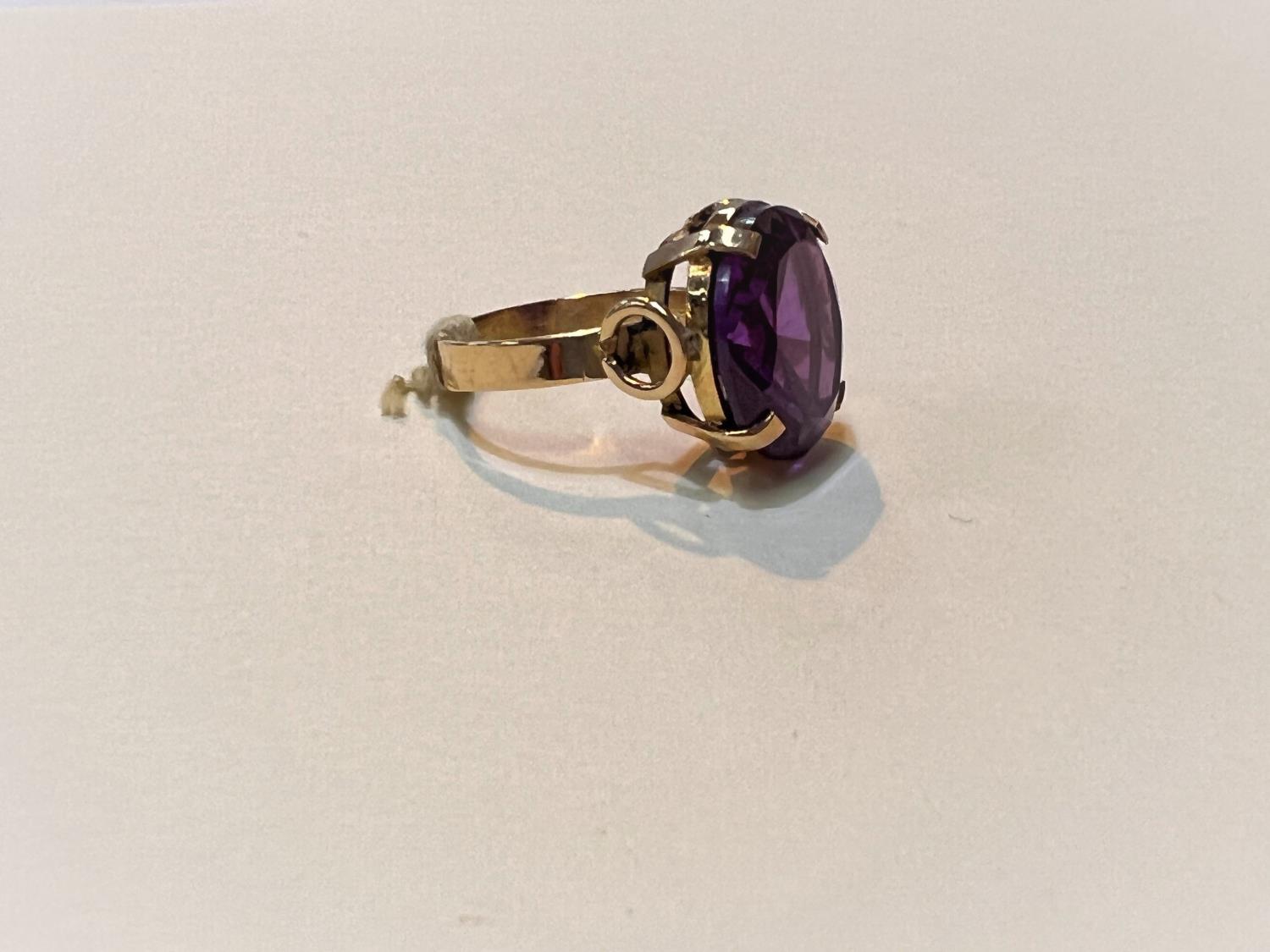 A yellow metal ring with large amethyst stone, Egyptian marked, weight 5.9gms, size M. - Image 2 of 3