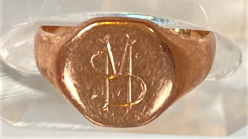 A 9 carat hallmarked gold wedding ring; a carat hallmarked gold signet ring, 7.6gm - Image 3 of 4