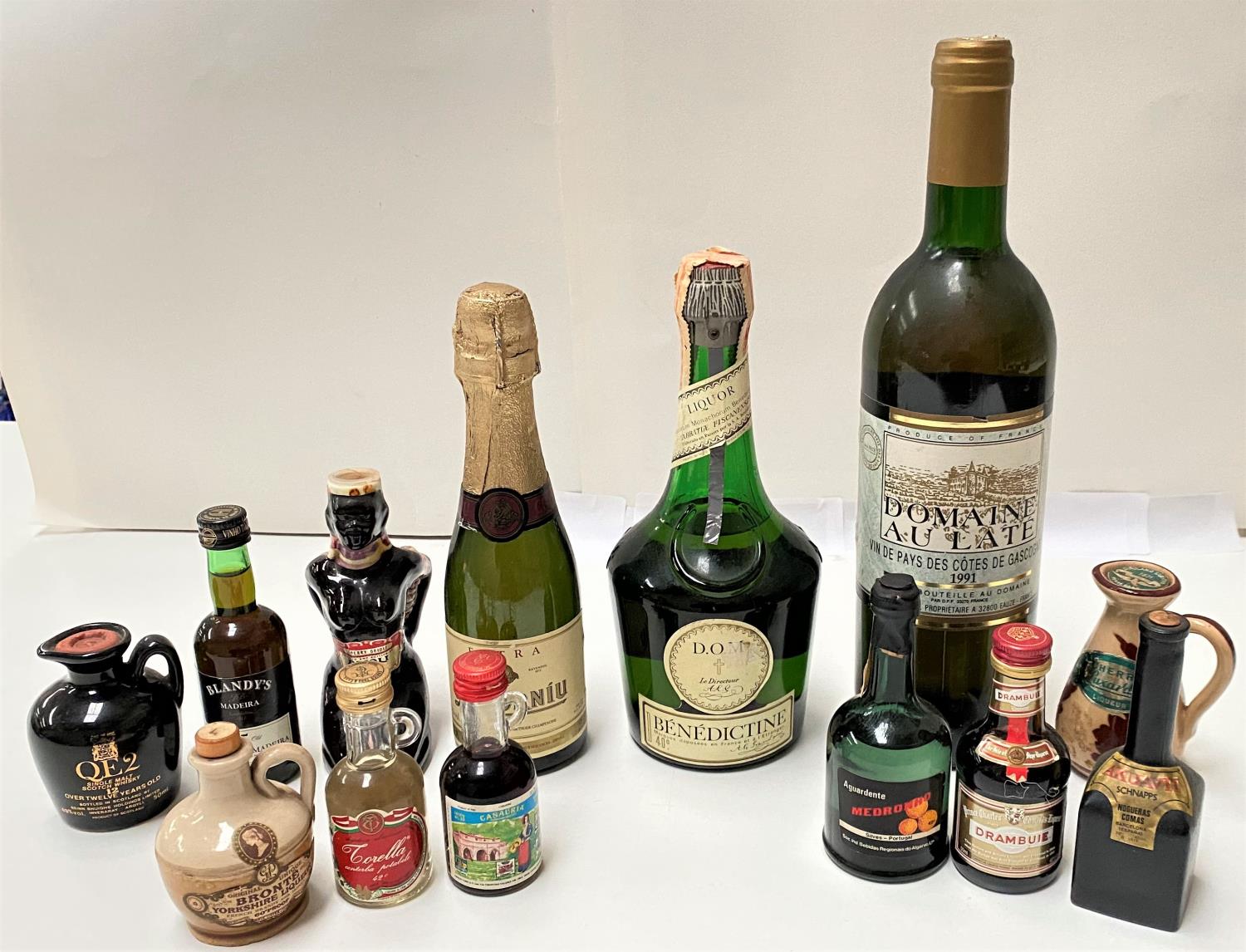 A bottle of 1991 Domaine Au Late Cotes De Gascoigne and other miniature liqueurs etc